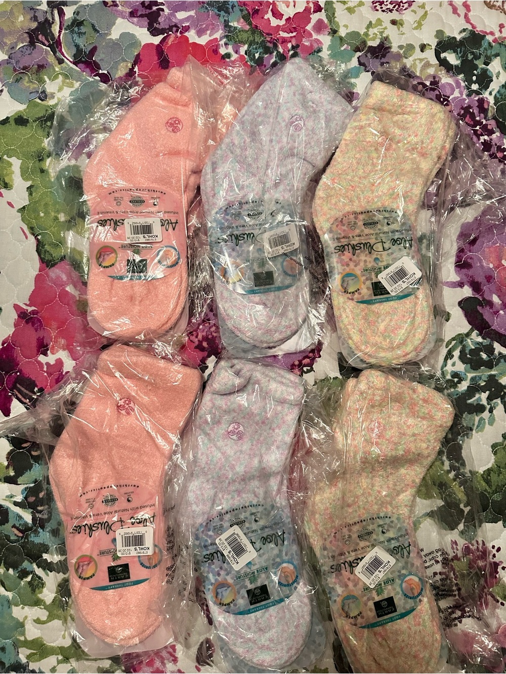 New NIB Aloe Plushie Slipper Socks from Earth Therapeutics - (6 Pairs)
